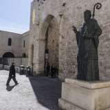...dal portico �dei Pellegrini�, scandito da cinque arcate e l�ogivale arco angioino. E� fiancheggiato dal 2003 da una statua bronzea del patrono di Bari: un dono del premier russo Vladimir Putin alla citt�